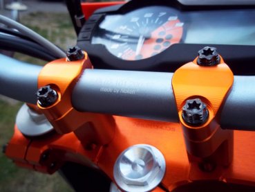 Preview: Lenkerklemmung Titanschrauben schwarz 4x M8x25 passend für KTM 690 SMC-R EXC SX F Husqvarna 701 FE FC FX GasGas 700 SM ES