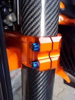 Gabelbrücke Titanschrauben Blau-Lila gebrannt passend für Husqvarna FE TE FC FS, KTM EXC SixDays SX