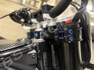 Gabelbrücke Titanschrauben Blau-Lila gebrannt passend für Husqvarna FE TE FC FS, KTM EXC SixDays SX