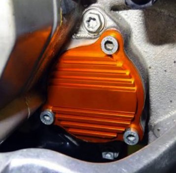 Ölpumpendeckel links orange passend für KTM 250 350 SXF EXC-F XCF 2016-2023