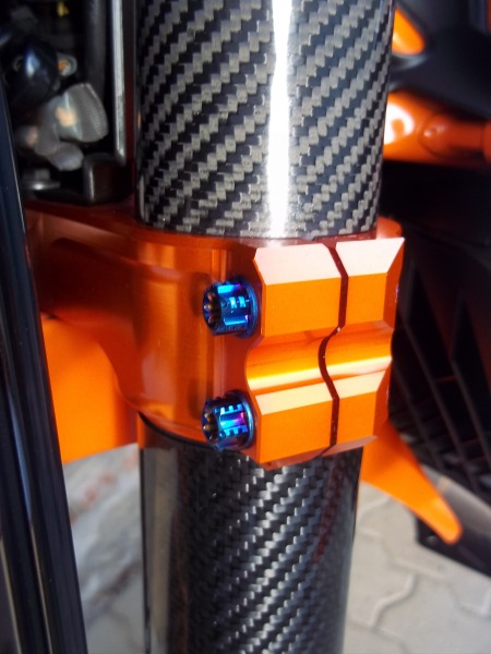 Gabelbrücke Titanschrauben Blau-Lila gebrannt passend für Husqvarna FE TE FC FS, KTM EXC SixDays SX