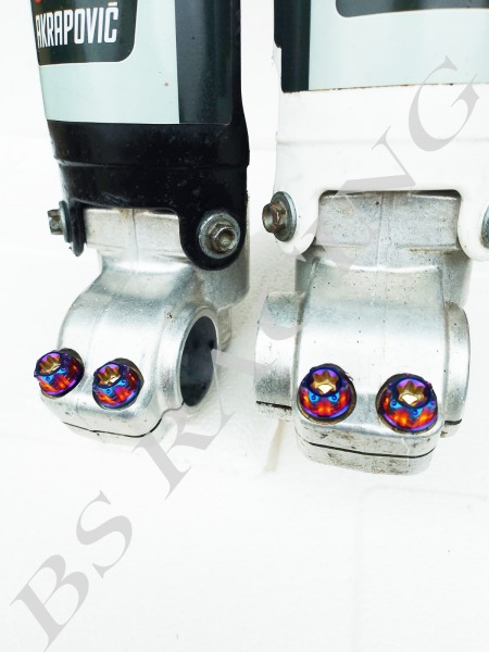 Gabelfuß Titanschrauben 4x M8x25 blau-lila gebrannt passend für KTM EXC SX SMR Husaberg Husqvarna FE TE FS FC FX GasGas