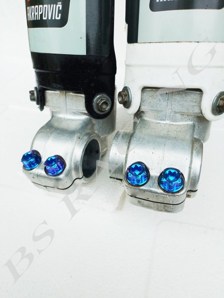 Gabelfuß Titanschrauben 4x M8x25 violett-blau passend für KTM EXC SX SMR Husaberg Husqvarna FE TE FS FC FX GasGas