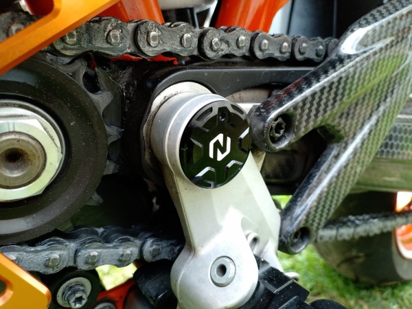 Schwingarmbolzen Abdeck Kappen Schwarz passend für Husqvarna 701 Supermoto Enduro 2016-26