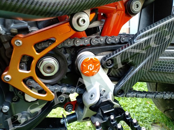 Schwingarmbolzen Abdeck Kappen Orange passend für KTM 690 SMC R Enduro R 2008-24